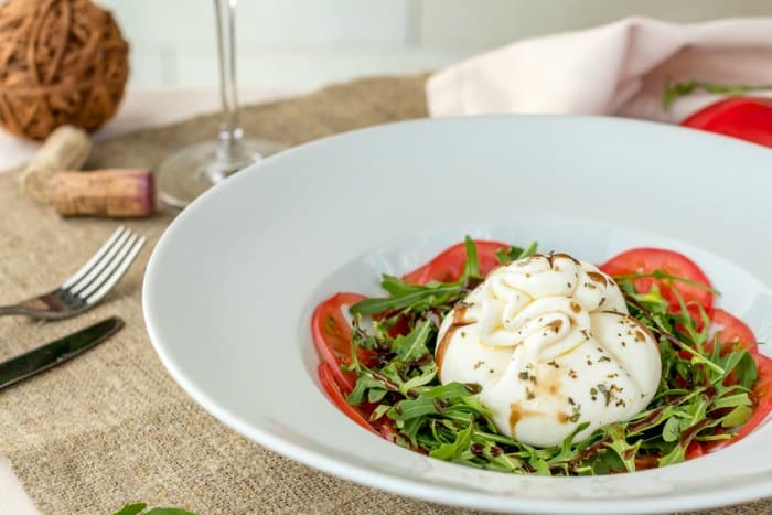 Ensalada de Tomate y Burrata: